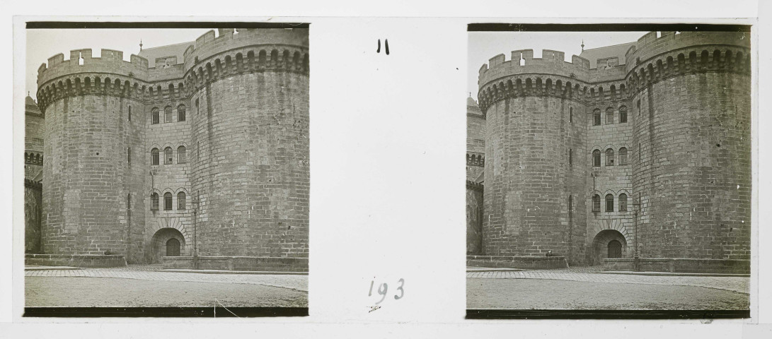Alençon (Orne), Le château des Ducs, la prison (1910), plaque de verre avec l'image en négatif noir et blanc (au gélatino-bromure d'argent), [1910], (13 cm x 6 cm), acquisition 2015, collection particulière Cabaret, AMA.