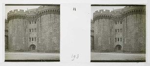 Alençon (Orne), Le château des Ducs, la prison (1910), plaque de verre avec l'image en négatif noir et blanc (au gélatino-bromure d'argent), [1910], (13 cm x 6 cm), acquisition 2015, collection particulière Cabaret, AMA.
