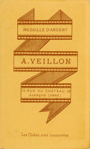 Portrait d'un homme, studio, photographie noir et blanc, tirage albuminé, Alphonse Veillon, [1878-1905], acquisition 2022 .