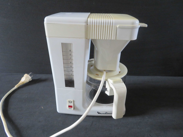 Cafetière électrique, type 852, code 211 (verre, métal, plastique) (22.5x22x30), 4 pièces, don de l'association Moulinex Jean Mantelet.
