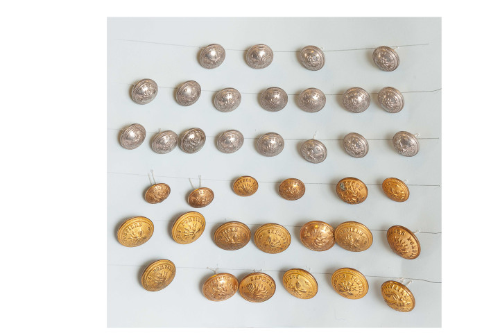 Plaquette de boutons pour les uniformes des sapeurs-pompiers (collection poarticulière Maryvonne Thoréton, AMA, 2018) : photographie (Olivier Héron).