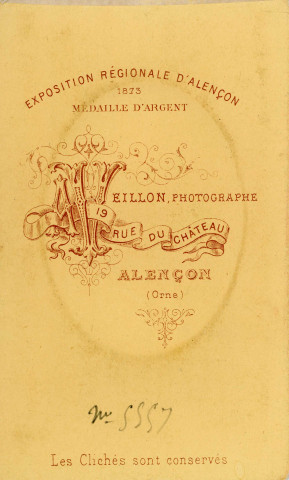 Portrait d'une femme vue de face (médaillon), studio, photographie noir et blanc, tirage albuminé, Alphonse Veillon, [1878-1905], acquisition 2022 .