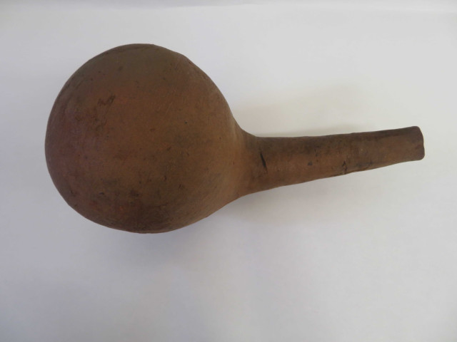 Cornue de laboratoire sans tubulure en terre cuite ( XIXe) (haut : 30 cm, diam : 20cm).