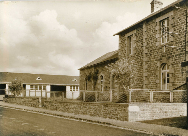 Fontenai-les-Louvets (Orne), les écoles, carte postale ancienne noir et blanc, sd, (14x10,5), AMA.