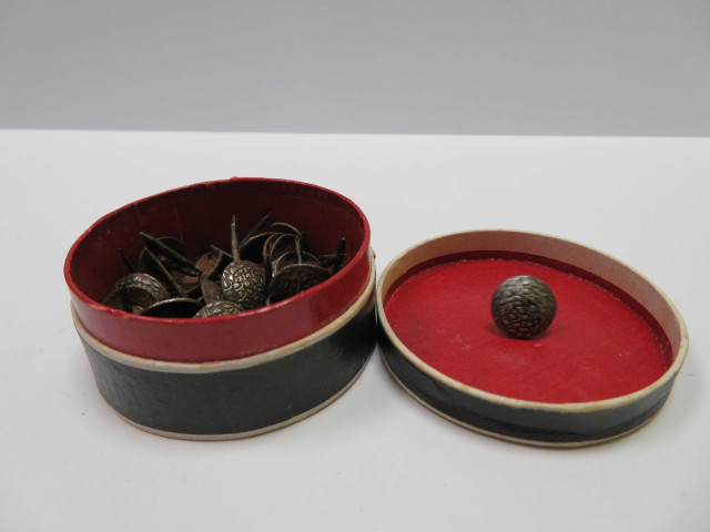Boîtes pharmaceutiques circulaires de Raoul Pesche (couleur : blanc noir rouge) avec étiquette blanche et rose (diam : 5cm, haut : 2.5cm) (1902-1940).