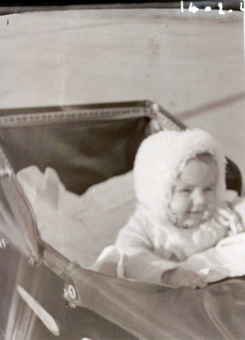 Annie Messager dans sa poussette : photographie noir et blanc, DR, 10.5 x 14.2, (14 février 1949) (collection particulière Maryvonne Thoréton, AMA, 2018.)