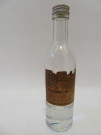 Flacons et bouteilles d'alcool.