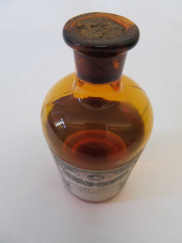 Flacons et bouteilles de parfums ou d'essences fines sans mélanges pour parfums et liqueurs (eau de cologne de Madeleine Pesche).