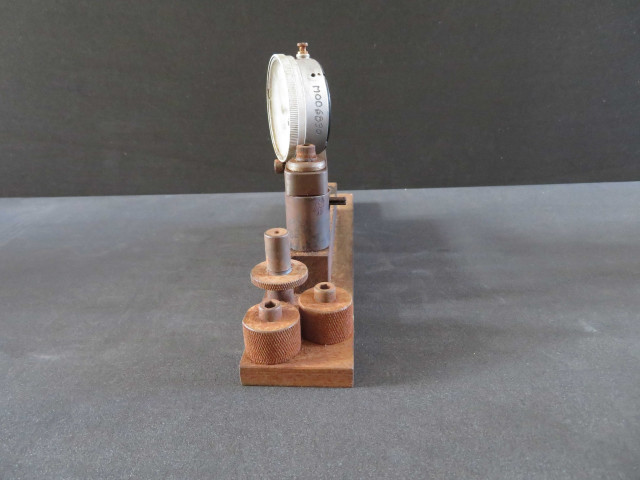 Outillage, micromètre, ancien Instrument de mesure Mitutoyo N° 2046-08 shock Proof (MO06890) (métal), (don de l'association Moulinex Jean Mantelet), AMA
