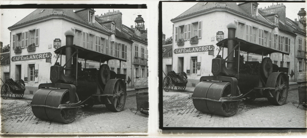 Alençon (Orne), Place de Lancrel, bitumage de la rue avec une machine à vapeur équipée d'un rouleau compresseur [vers 1910], DR, AMA.