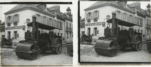 Alençon (Orne), Place de Lancrel, bitumage de la rue avec une machine à vapeur équipée d'un rouleau compresseur [vers 1910], DR, AMA.