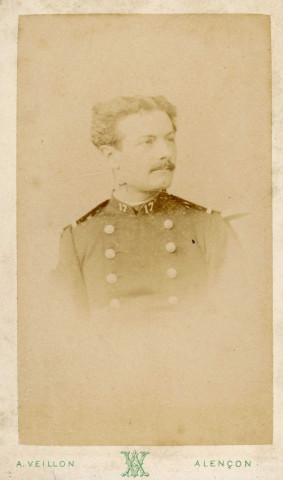 Militaire du 17e régiment d'infanterie, studio, photographie noir et blanc, tirage albuminé, Alphonse Veillon, [1873-1878], acquisition 2022 .