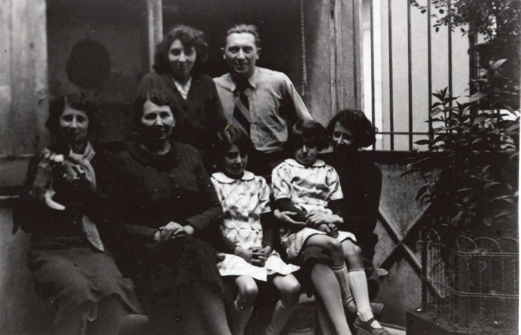 Suzanne Messager, Léon Messager, Annette et Charlette Féron de chaque côté, Juliette Féron, Denise Messager, Huguette Messager: photographie noir et blanc, DR, 14.2 x 10 (sd) (collection particulière Maryvonne Thoréton, AMA, 2018.)