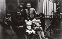 Suzanne Messager, Léon Messager, Annette et Charlette Féron de chaque côté, Juliette Féron, Denise Messager, Huguette Messager: photographie noir et blanc, DR, 14.2 x 10 (sd) (collection particulière Maryvonne Thoréton, AMA, 2018.)