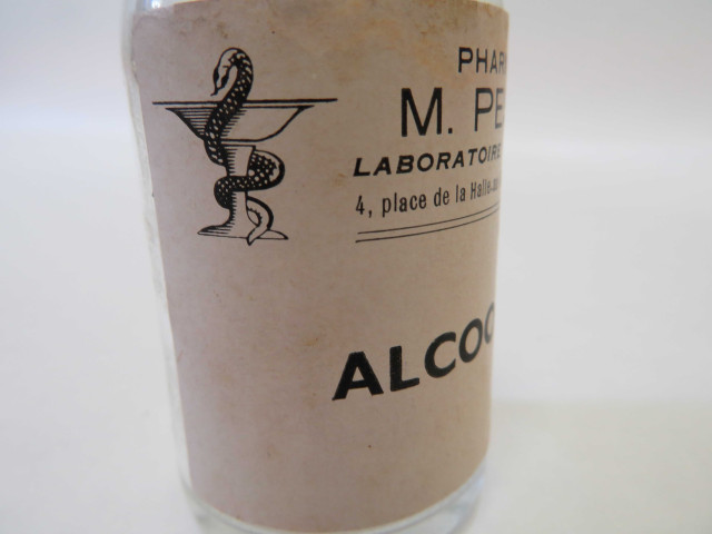 Flacons et bouteilles d'alcool, eau de Mélisse, éther (XXe siècle).