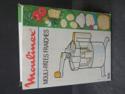 Mouli pâtes fraîches avec emballage, blanc et jaune (plastique, métal), Alençon Moulinex, filières, gobelet doseur, 4 pièces, don de l'association Moulinex Jean Mantelet.
