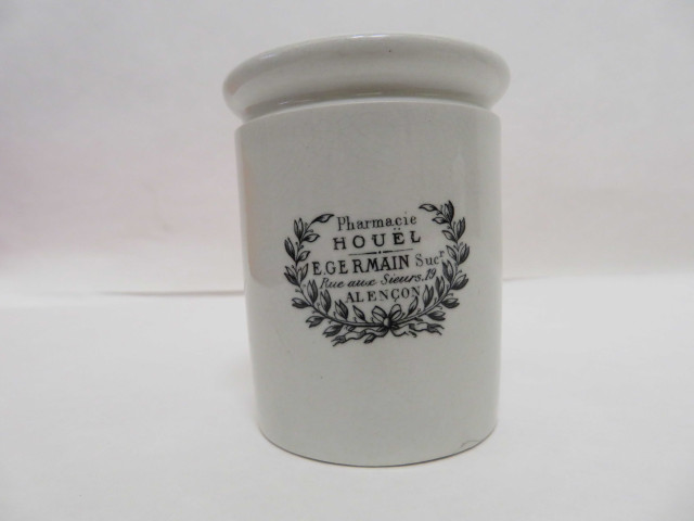 Série de 15 petits pots à onguent en porcelaine ou en faïence (Fin XIXe siècle).