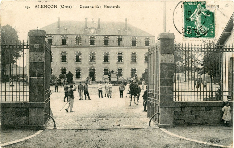 Alençon (Orne), caserne des Hussards, carte postale ancienne noir et blanc, ELD (Ernest Le Deley) éditeur, (Date d'utilisation : 20 mai 1909), (14x9), AMA.