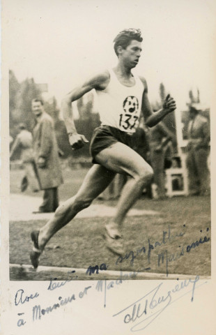 Athlétisme, le Racing club de France ? M. Tuzieux ? , photographie noir et blanc dédicacée "Avec toute ma sympathie à monsieur et madame Maisonnier, Sport Photo, négatif n°2298, (9 cm x 14 cm), collection particulière Negele Danielle, 2023, AMA.