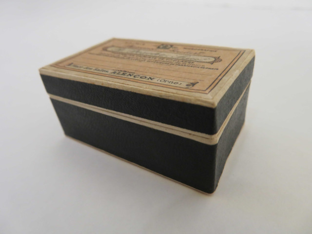 Boîtes pharmaceutiques rectangulaires de Raoul Pesche (couleur : blanc noir rouge) avec étiquette blanche et rose (5.5cm x 3.5cm x 2.5cm) (1902-1930).