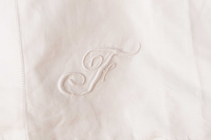 Mouchoir brodé de la famille Féron (collection particulière Maryvonne Thoréton, AMA, 2018) : lot de 4 photographies (Olivier Héron).