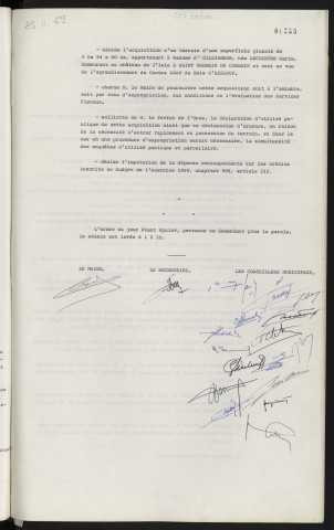 Finances, emprunt de 104 000 F auprès de la caisse des dépôts et consignations pour financement d'aménagement d'un terrain de sports et de compétitions dans la Z.U.P. d'Alençon.