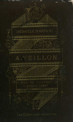 Portrait de femme (médaillon), studio, photographie noir et blanc, tirage d'épreuve au charbon, Alphonse Veillon, [1878-1905], acquisition 2022 .
