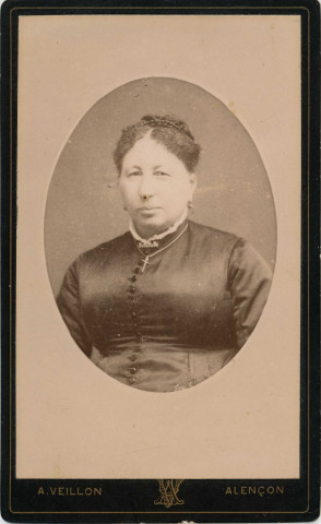 Portrait de femme (médaillon), studio, photographie noir et blanc, tirage d'épreuve au charbon, Alphonse Veillon, [1878-1905], acquisition 2022 .