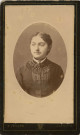 Portrait de femme (médaillon), studio, photographie noir et blanc, tirage d'épreuve au charbon, Alphonse Veillon, [1878-1905], acquisition 2022 .