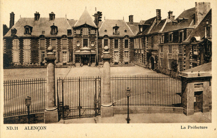 Alençon (Orne), vues artistiques (CAP), Vue générale du Château (LL67), La Préfecture (ND11), La Place Foch (LL99), Le château vu de la Place Foch (LL34), Le Château des Ducs, La Tour couronnée (ND54), L'Église Notre-Dame (ND188), Détail du portail Notre-Dame (LL12), Le Tribunal de commerce et le porche de l'Église Notre-Dame (ND103), L'Hôtel de ville (LL52), La Rue Saint-Blaise (CAP258), La Caisse d'épargne (ND177), Le fronton de la Poste et le square (CAP233), La Rue du Jeudi, la Poste et vieille maison (CAP252), vieille maison, Rue de la Barre (LL135), l'Église Notre-Dame et le Pont-Neuf (LL137), vue sur la Sarthe (ND77), L'Église Notre-Dame vue du Pont-Neuf (LL30), Le Parc (LL62), La grande allée du jardin public (CAP234), Le Point d'Alençon (LL206) : carnet 20 cartes postales sépia , édition CAPCie des arts photomécaniques, Paris, 1910, (15e), (14x9), AMA.