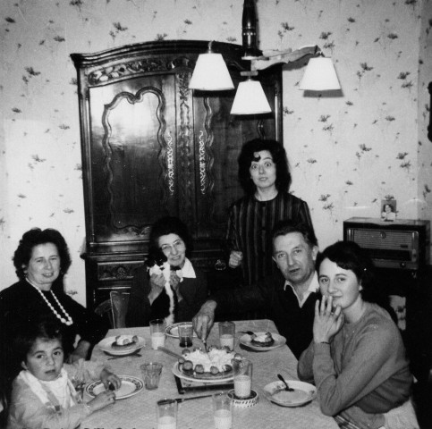 Maryvonne Thoréton, Léon Messager, Annie Messager, Huguette Messager, Suzanne Messager, Annette Thoréton à Sablé-sur-Sarthe rassemblés pour le gâteau familial le Saint-Honoré : photographie noir et blanc, 15.3 x 10.2, [1963?] (collection particulière Maryvonne Thoréton, AMA, 2018.)