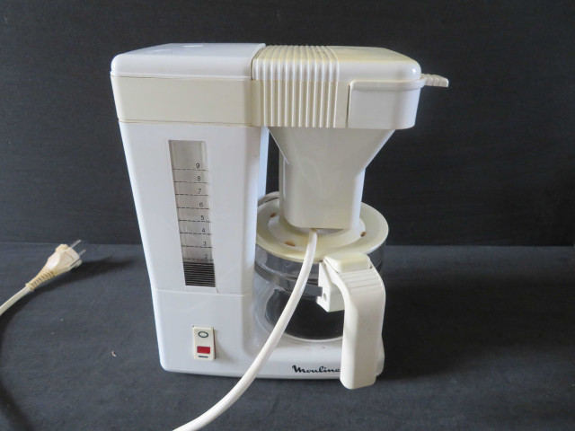 Cafetière électrique, type 852, code 211 (verre, métal, plastique) (22.5x22x30), 4 pièces, don de l'association Moulinex Jean Mantelet.