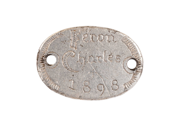 Plaque d'identification, matricule du poilu Charles Féron (collection Maryvonne Thoréton, 2018, AMA) : photographie.