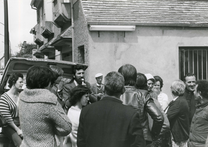 Première prise de parole du maire M. Mauger avant l'intervention des CRS : photographie.
