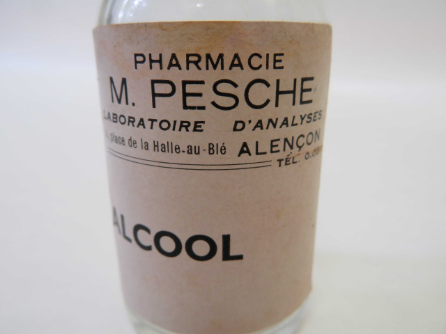 Flacons et bouteilles d'alcool, eau de Mélisse, éther (XXe siècle).