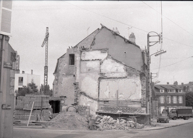 Démolition du grenier à sel, place du Plénître : films négatifs monochrome.