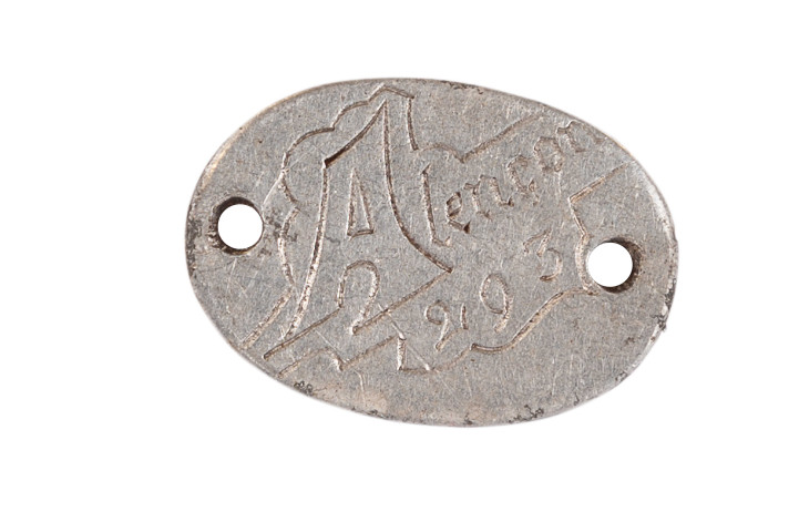 Plaque d'identification, matricule du poilu Charles Féron (collection Maryvonne Thoréton, 2018, AMA) : photographie.