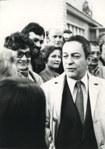 Grève générale de 1978, M. Georges, directeur de l'usine d'Alençon face aux grévistes avant l'ouverture des grilles : lot photographies.
