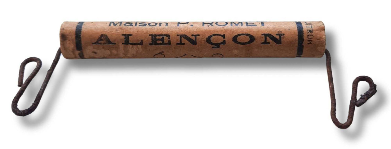 Magasin du Gagne-Petit, communication : poignée porte sac publicitaire de la maison Romet (carton, métal) (10.5cm x 5cm x 2cm), acquisition 2024, AMA (2 exemplaires), papier buvard détaché [1900].