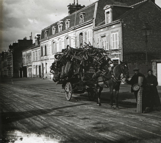 Alençon (Orne), Rue de Bretagne, carriole du rempailleur [vers 1910], DR, AMA.