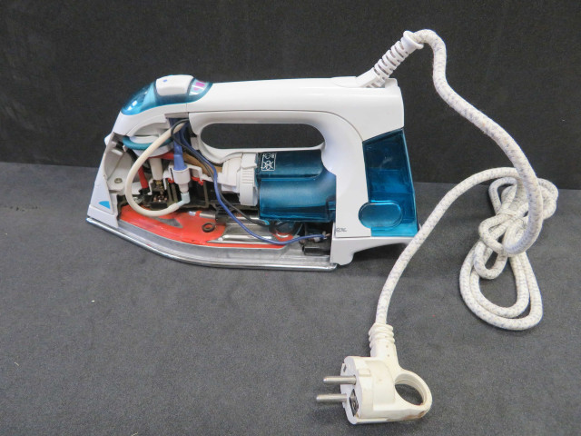 Fer à repasser ultimate 500 vertical press, prototype, Alençon Moulinex, (métal, plastique) (33x15x12), détail du système vapeur, don de l'association Moulinex Jean Mantelet.