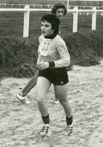 Cross, Claire Varnier, photographie noir et blanc, phot. Claude Varnier collection particulière Thierry Varnier, 2024, AMA.
