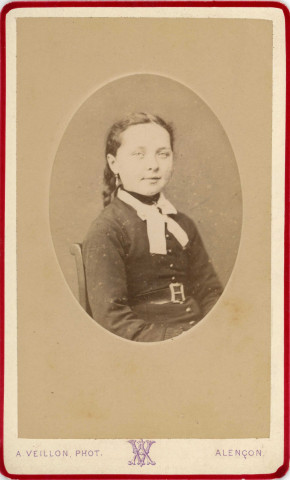 Portrait d'une jeune fille vue de 3/4 (médaillon), studio, photographie noir et blanc, tirage albuminé, Alphonse Veillon, [1878-1905], acquisition 2022 .