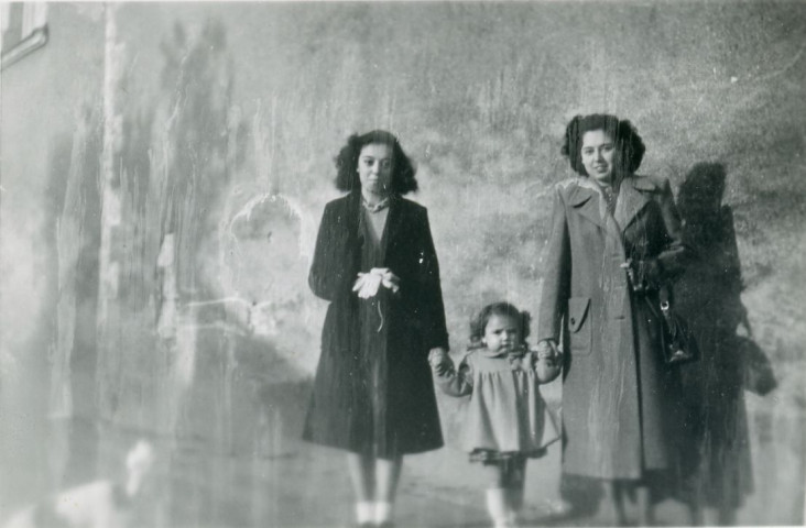 Huguette, Annie et Denise Messager à Sablé-sur-Sarthe [1951-1952 ?] : photographie noir et blanc, 6 x 8.8, DR (collection particulière Maryvonne Thoréton, AMA, 2018).