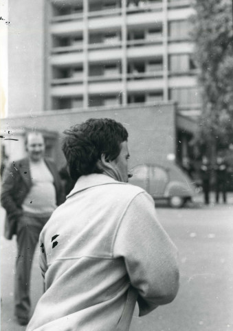 Occupation du site, M. Georges directeur de l'usine d'Alençon, face aux employés : photographie.