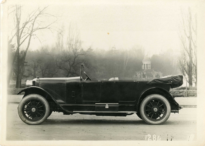 Exposition Panhard-Levassor dans la fabrique de voitures d'Albert Lemaître, Torpédo 20 CV (X35) (1921-1924), série 61250, carrossé à Liège en 1923 par Gamette, photographie noir et blanc, (18cm x 13cm), DR, négatif n°128417, collection particulière établissements Lemaître, acquisition 2022, AMA.