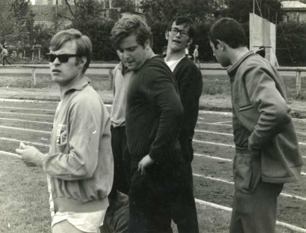 Section athlétisme, Brière, Alain Geland (à gauche 1er plan), photographie noir et blanc, phot. Claude Varnier collection particulière Thierry Varnier, 2024, AMA.