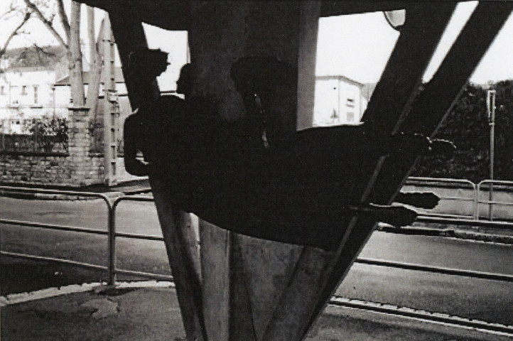 « de la matière jaillit l'industrie », sculpture ciment et bronze, photographie noir et blanc, collection particulière Letourneur, sd, (29.5 x 21cm), 2025, AMA.