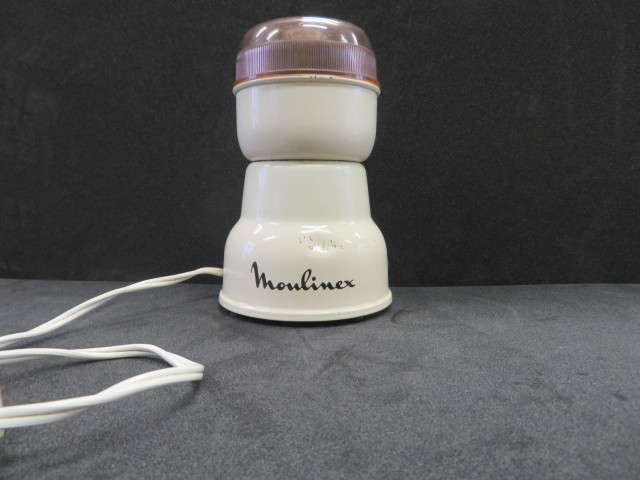 Moulin à café électrique, Alençon Moulinex, type MC1V, blanc et marron, (plastique, acier),don de l'association Moulinex, Jean Mantelet.