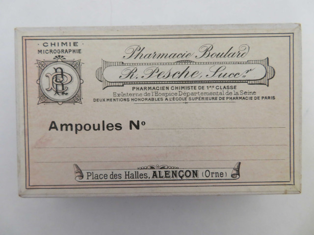 Boites à ampoules rectangulaires de Raoul Pesche (couleur : blanc noir rouge) avec étiquette (11.9cm x 7.1cm x 2.9cm) (1902-1940).